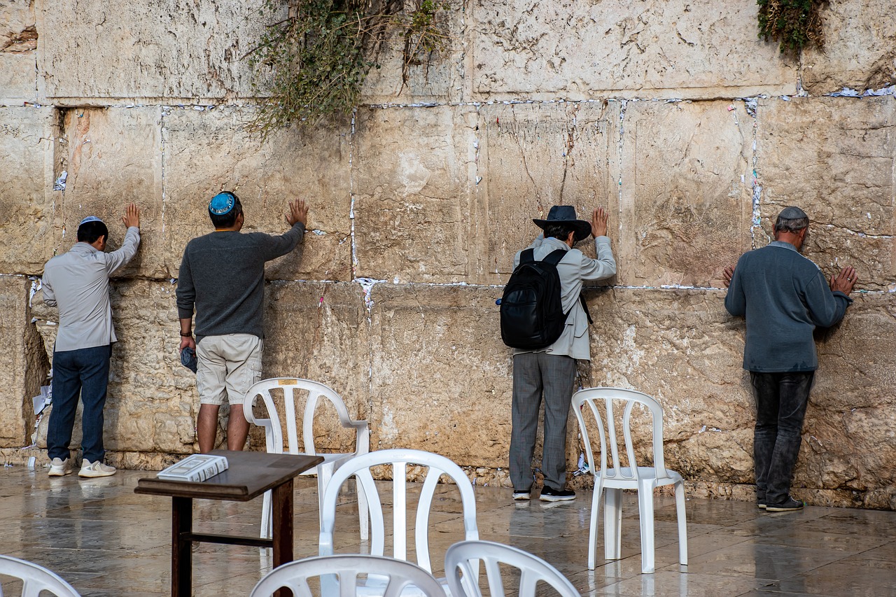 בקרו באתר הרב חיים ותיהנו ממאמרים, שיעורים והכוונה רוחנית אמיתית לחיים של משמעות, אמונה וערכים. הצטרפו לקהילה יהודית אונליין.